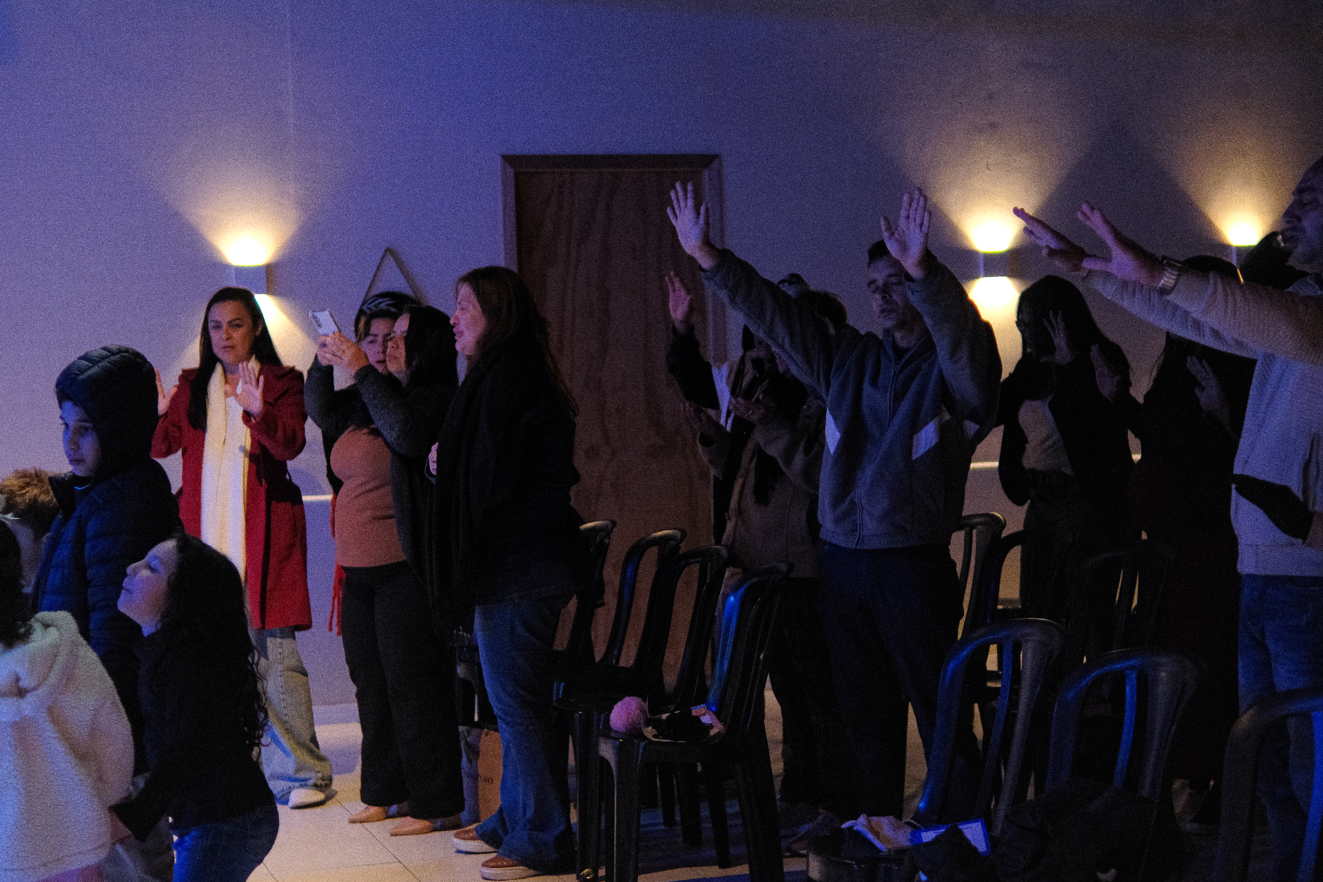 Igreja reunida em adoração