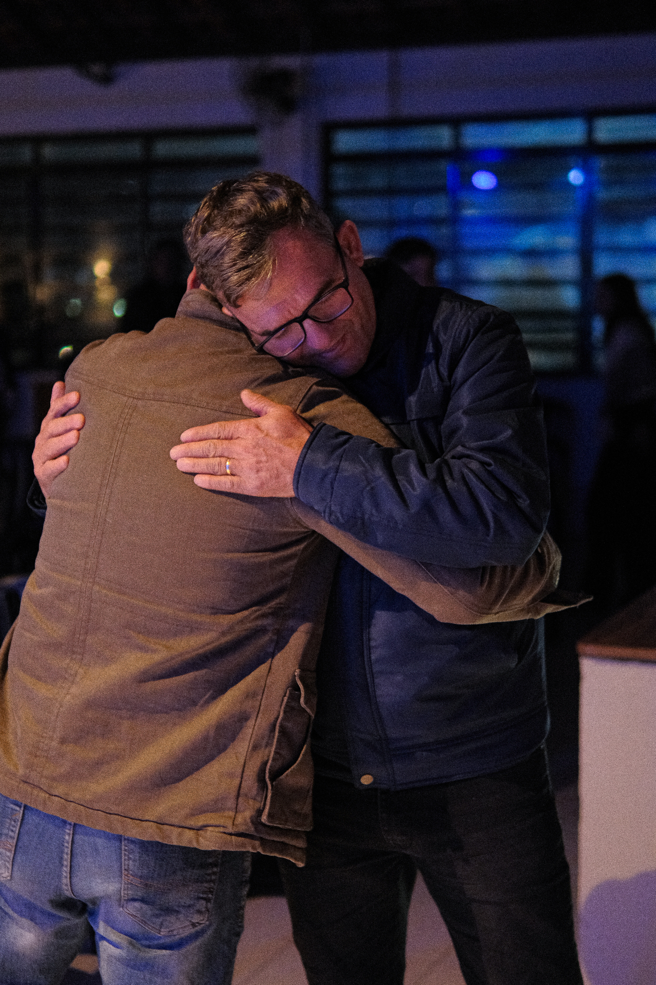 Abraço entre irmãos na igreja